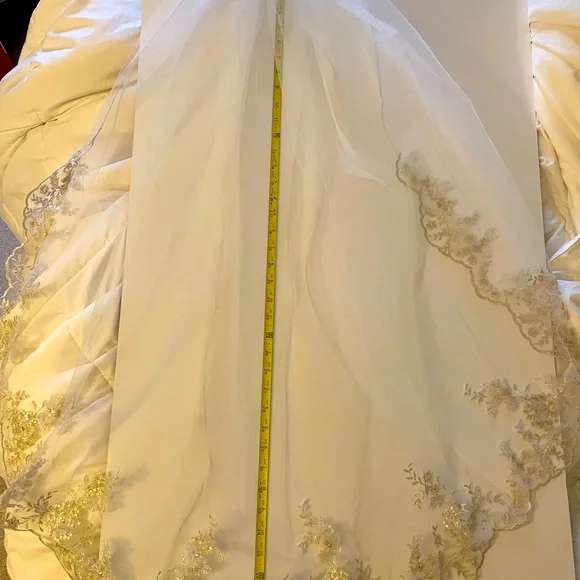 Scalloped Edge Lace Bridal Veil - Picture 15 of 16